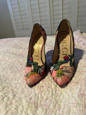 Authentic Gucci Ophelia Floral Embroidered Pumps US 7.5 (37.5 EU)